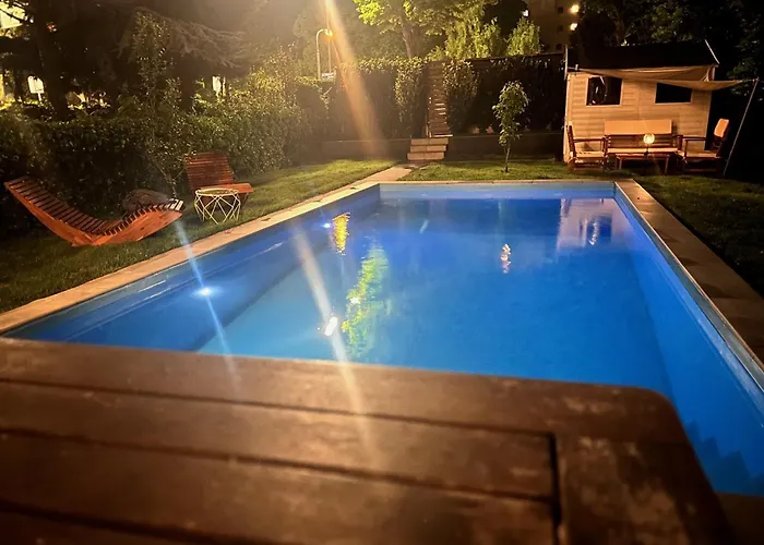 Jaeger Mit Pool In Vienna