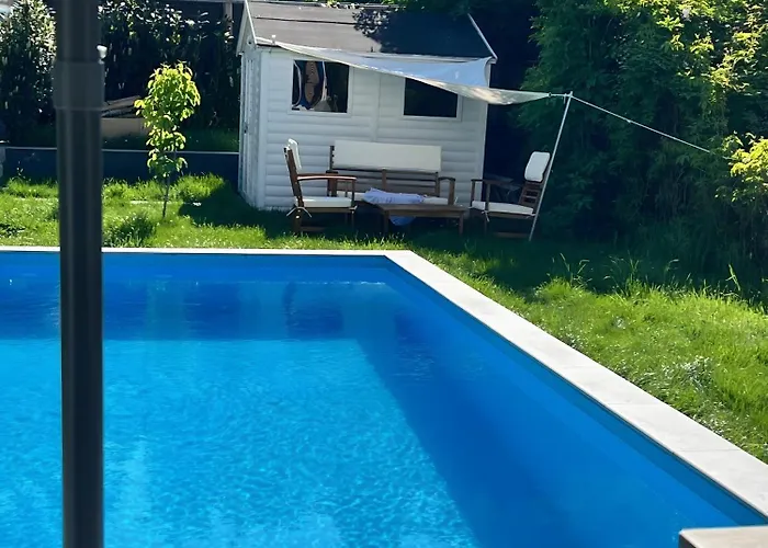 Jaeger Mit Pool In Villa