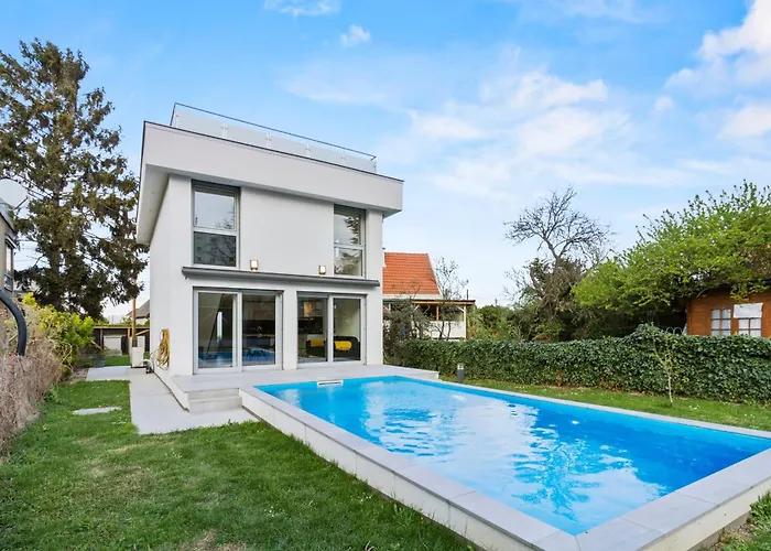 Jaeger Mit Pool In Villa *