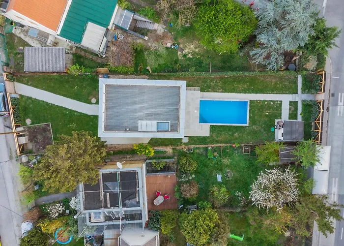 Jaeger Mit Pool In Vienna