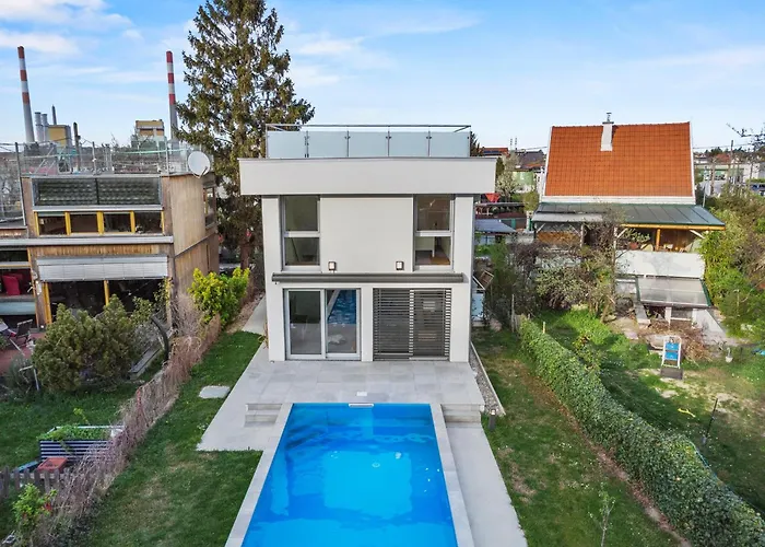 Jaeger Mit Pool In Villa